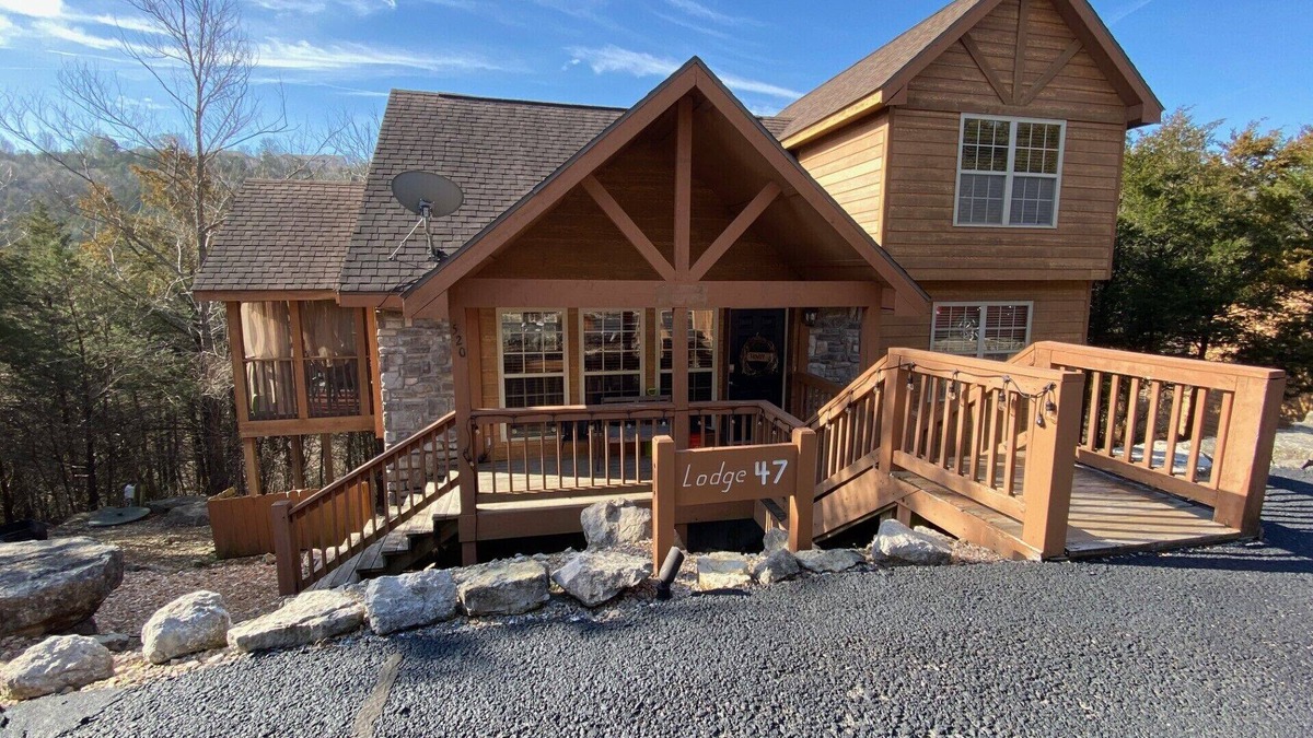 Branson West Cabin | Best Rustic Cabin Retreat in StoneBridge! Experienced host, BBQ area, SDC, A+