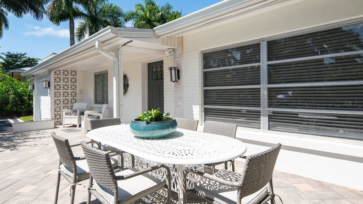 Central Naples House | Best Street! The BEACH is a 5 Min Drive plus Bikes, Firepit, & Fully Fenced Yard