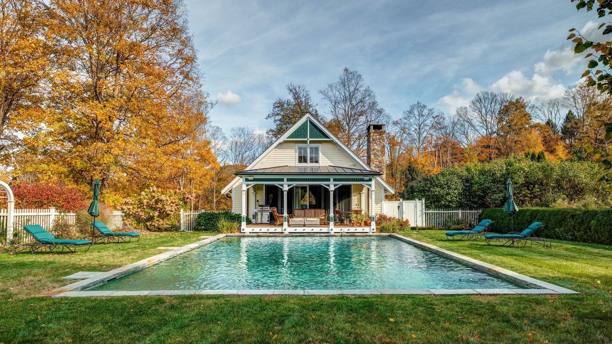Roxbury House | BEST TOWN ROXBURY!1.5Hrs NYC PoshPadsCT "TOPHET POOL BARN" Ski,Pool,BBQ,Magical!