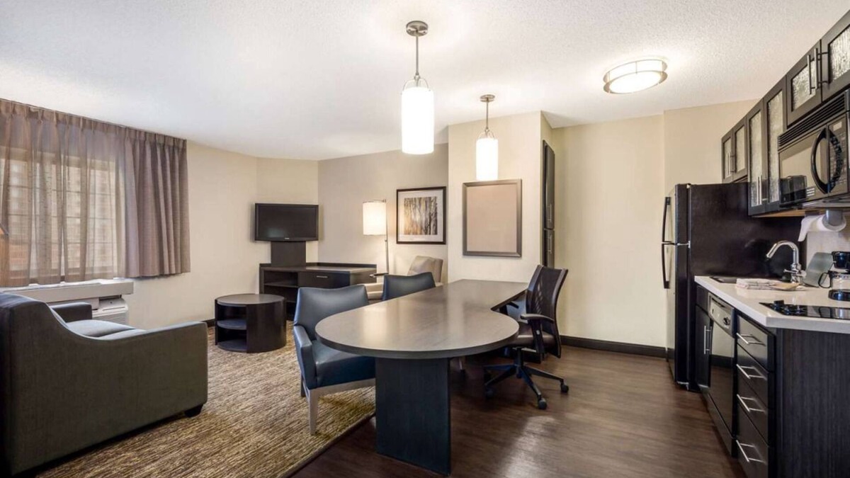 Burlington Resort | Best Value, Quality Stay! Short Drive to Harvard Museum of Natural History