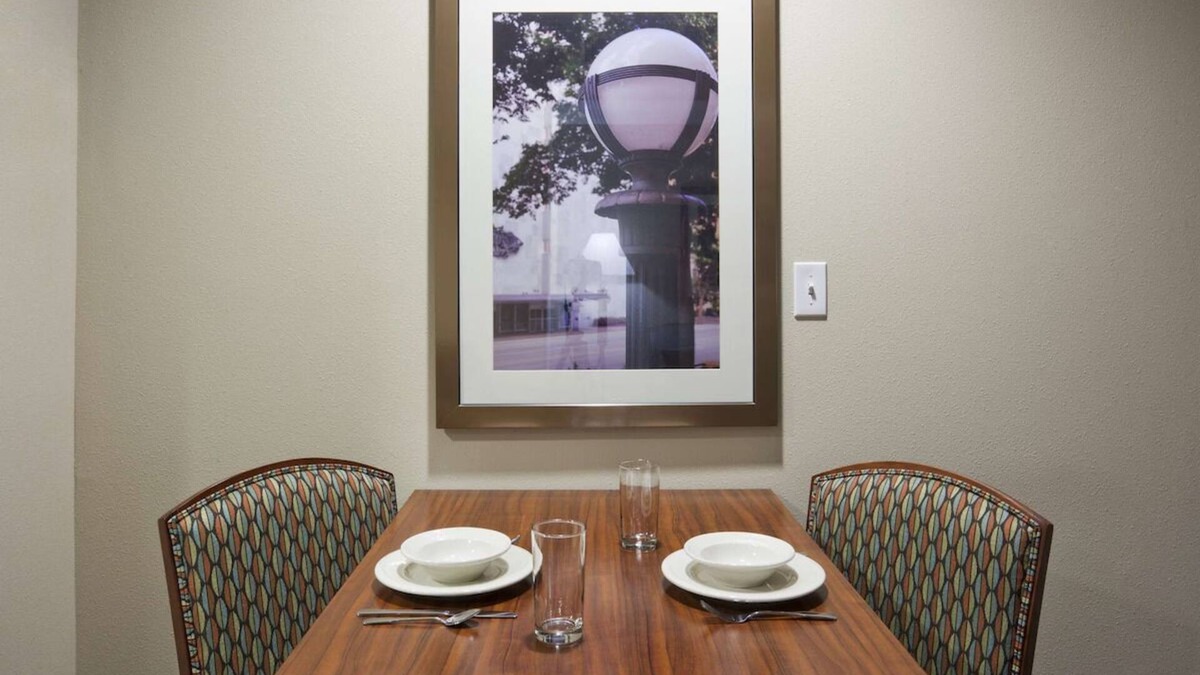 Kutzky Park Hotel | Best Value, Quality Stay! 2 King Bed Deluxe Units, Indoor Pool!