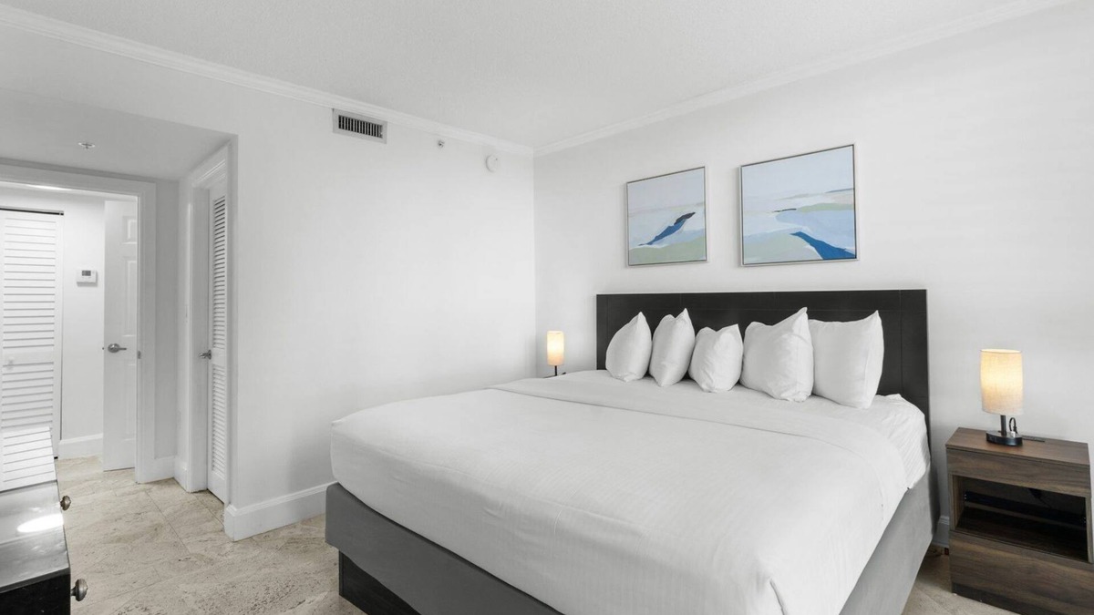 Coconut Grove Hotel | Best Value, Quality Stay! 4 Comfortable Units, Kitchen, Onsite Pool