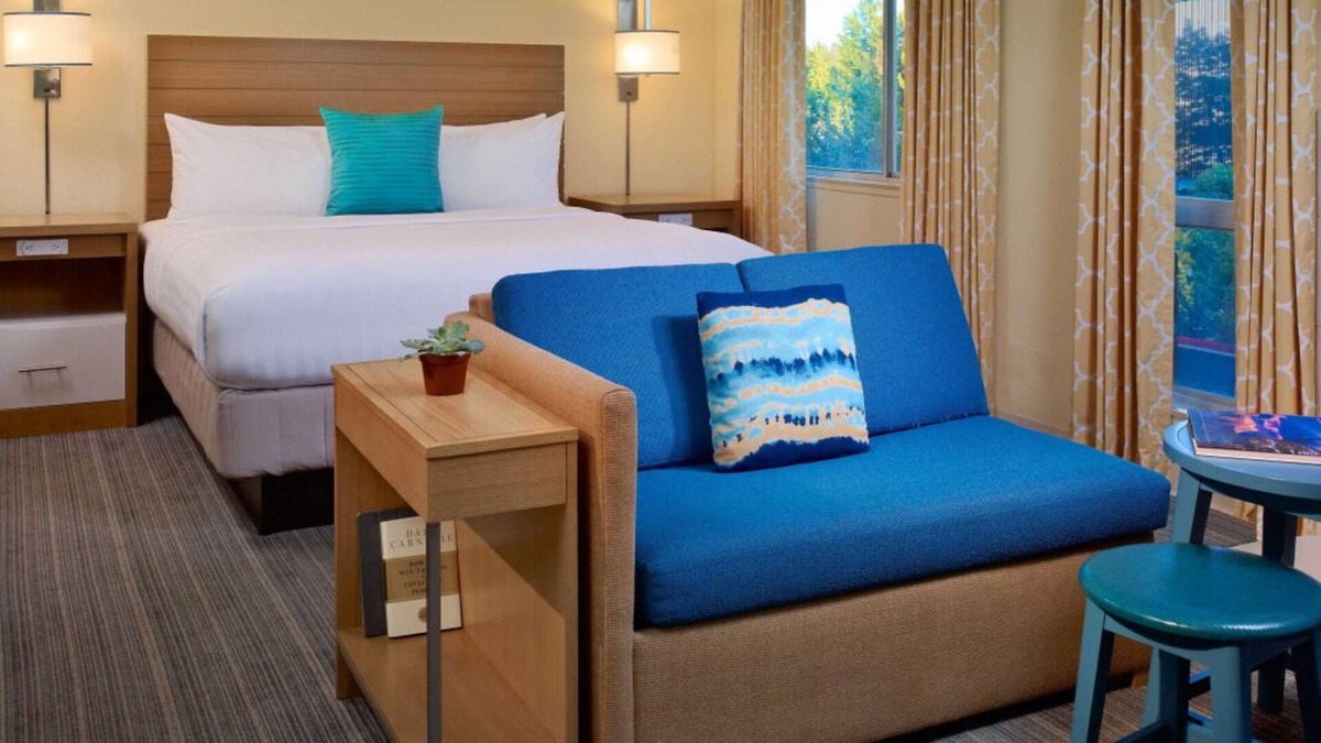 Dublin House | Best Value, Quality Stay! Comes w/ Free Parking, Outdoor Pool, Pets Allowed!