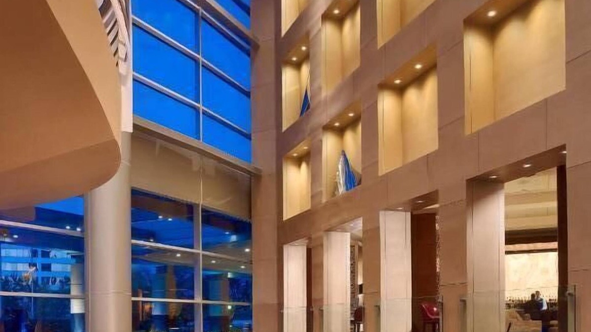 Uptown Hotel | Best Value, Quality Stay! With Swimming Pool, Pets Allowed, Close to Bayou Bend