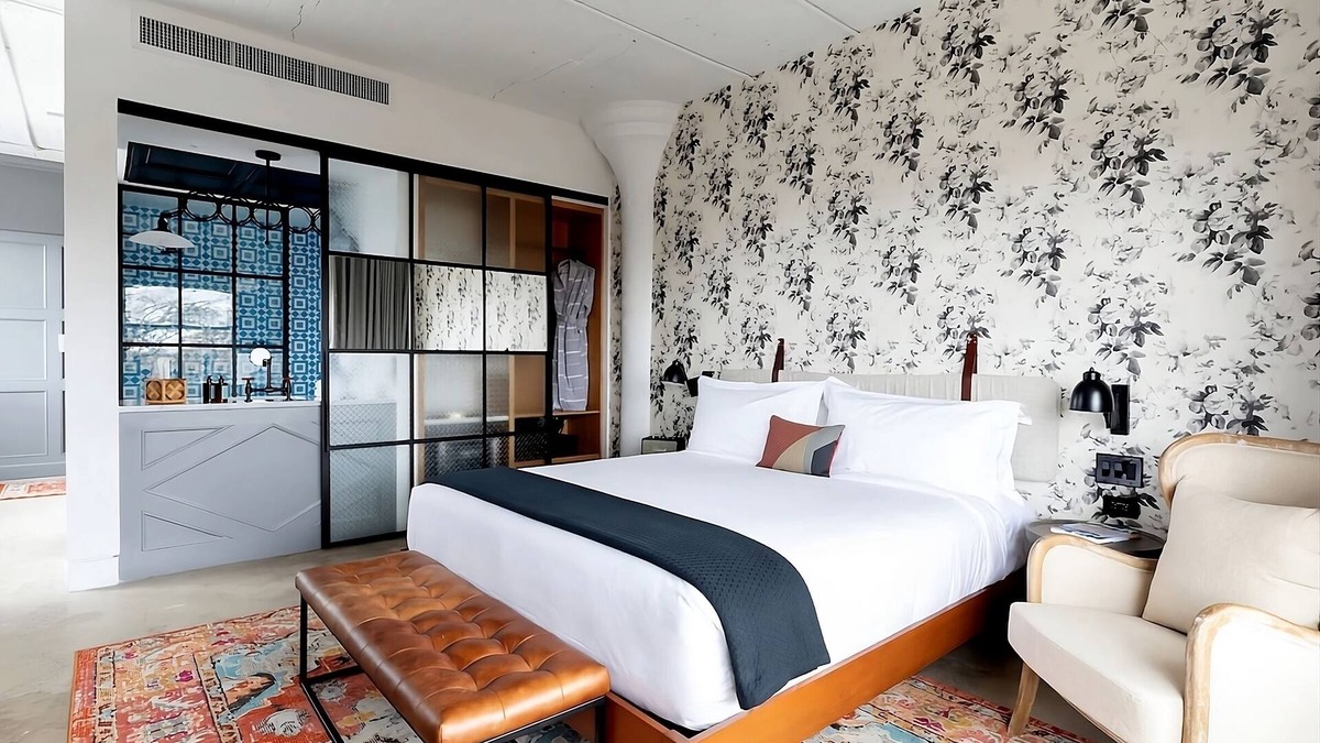 South Main Historic District Hotel | Best Value, Quality Stay! Pets Allowed, Minutes to Fire Museum of Memphis