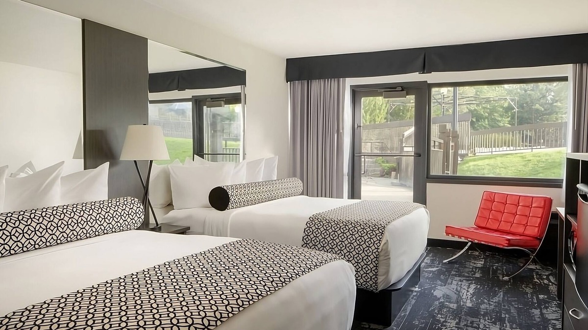 Riverside Hotel | Best Value, Quality Stay! Pets are Allowed, Near Mobius Children's Museum!