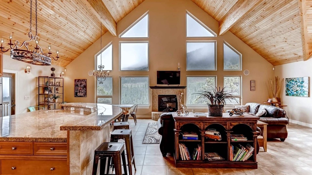 Evergreen House | BEST VIEWS 4 BDR Mountain Home. SKI, Red Rock, 26 mins to DENVER. HOT TUB!