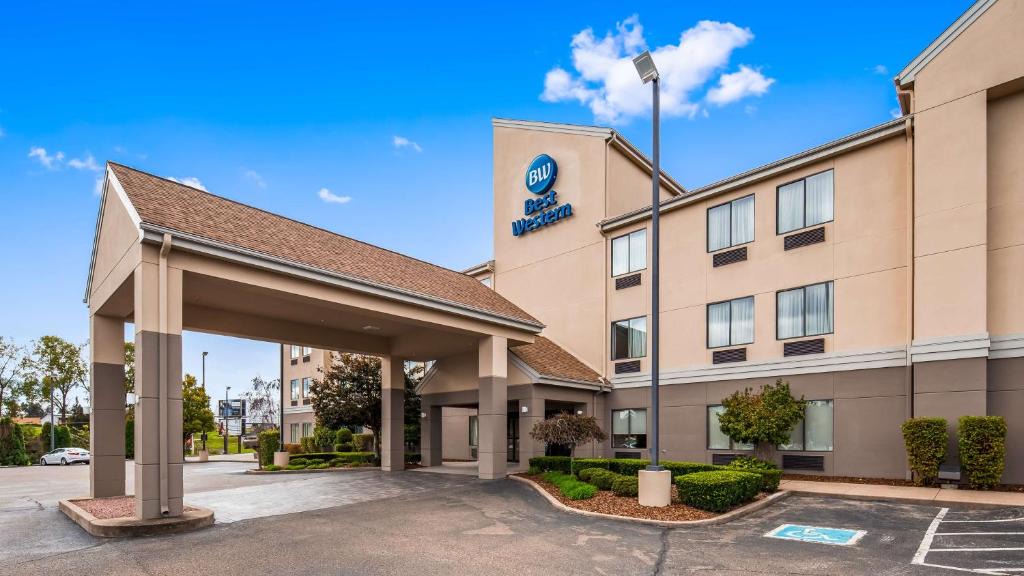 Zanesville Hotel | Best Western B R Guest