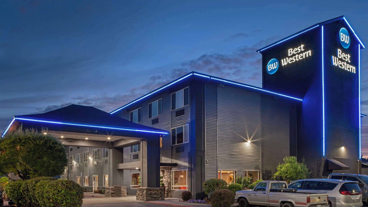 Wood Village Hotel | Best Western Cascade Inn & Suites