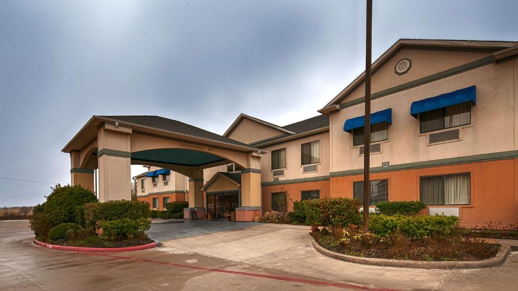 Madisonville Hotel | Best Western Executive Inn & Suites