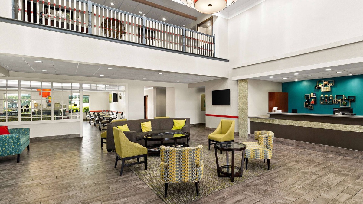 Woodlake - Briar Meadow Hotel | Best Western Galleria Inn & Suites
