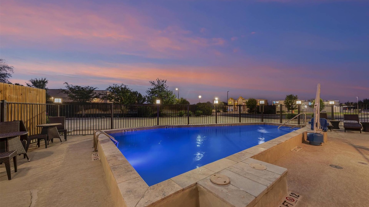 La Vernia Hotel | Best Western Green Oaks Inn & Suites