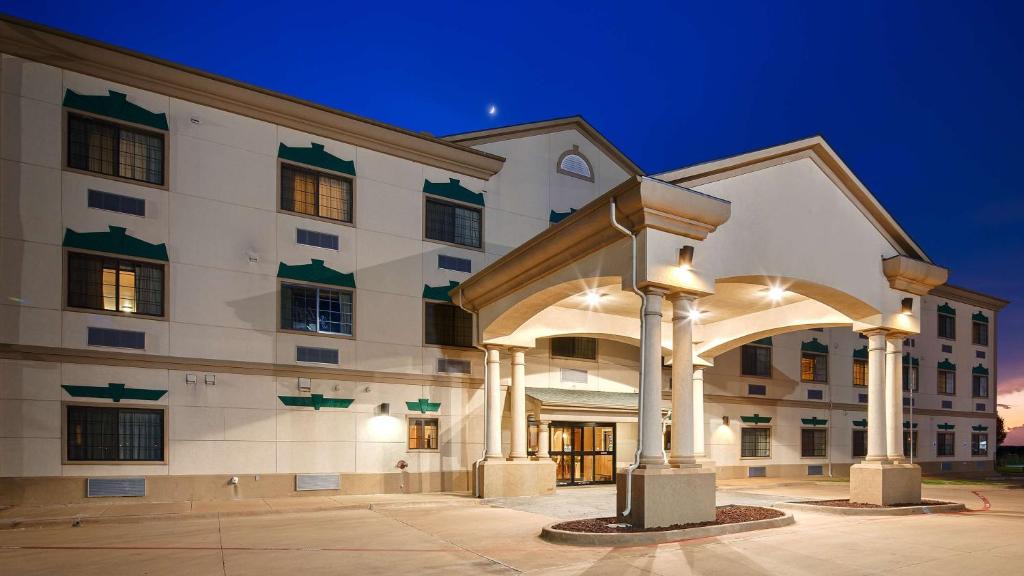 Clay Hotel | Best Western Inn & Suites - Henrietta
