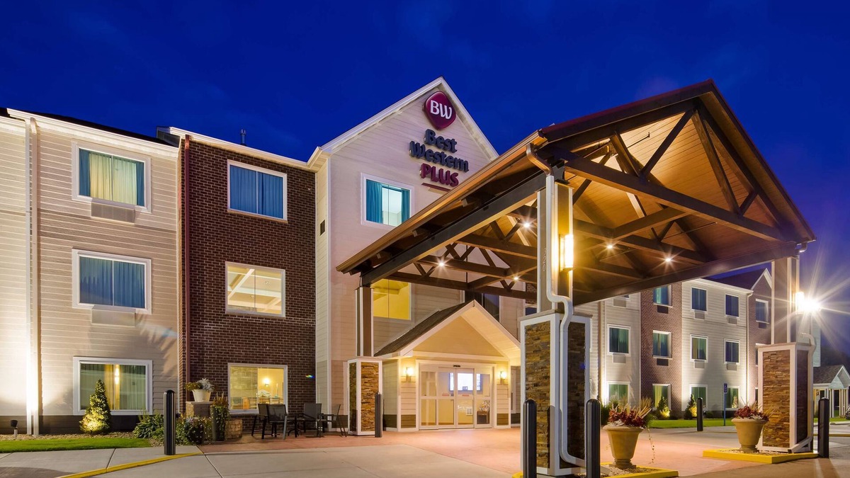Menomonie Hotel | Best Western Plus Menomonie Inn & Suites