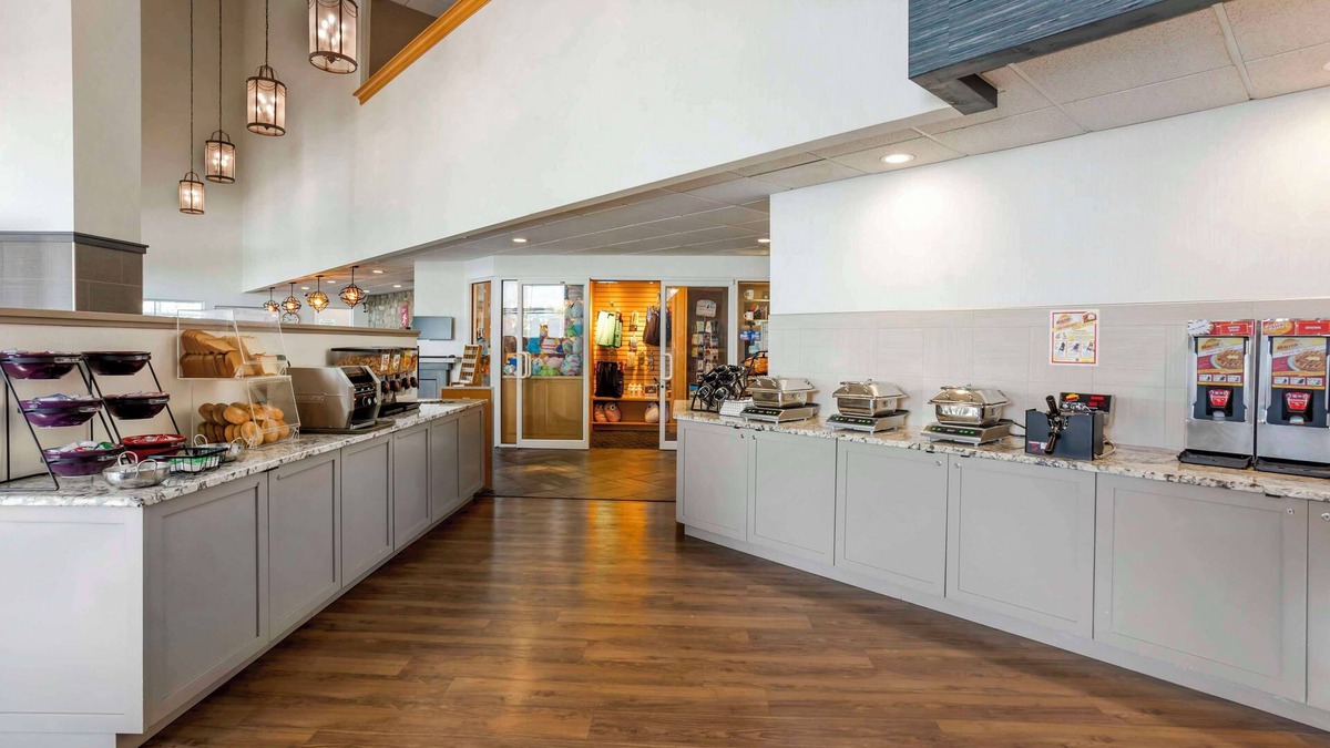 Paradise Hotel | Best Western Plus Revere Inn & Suites