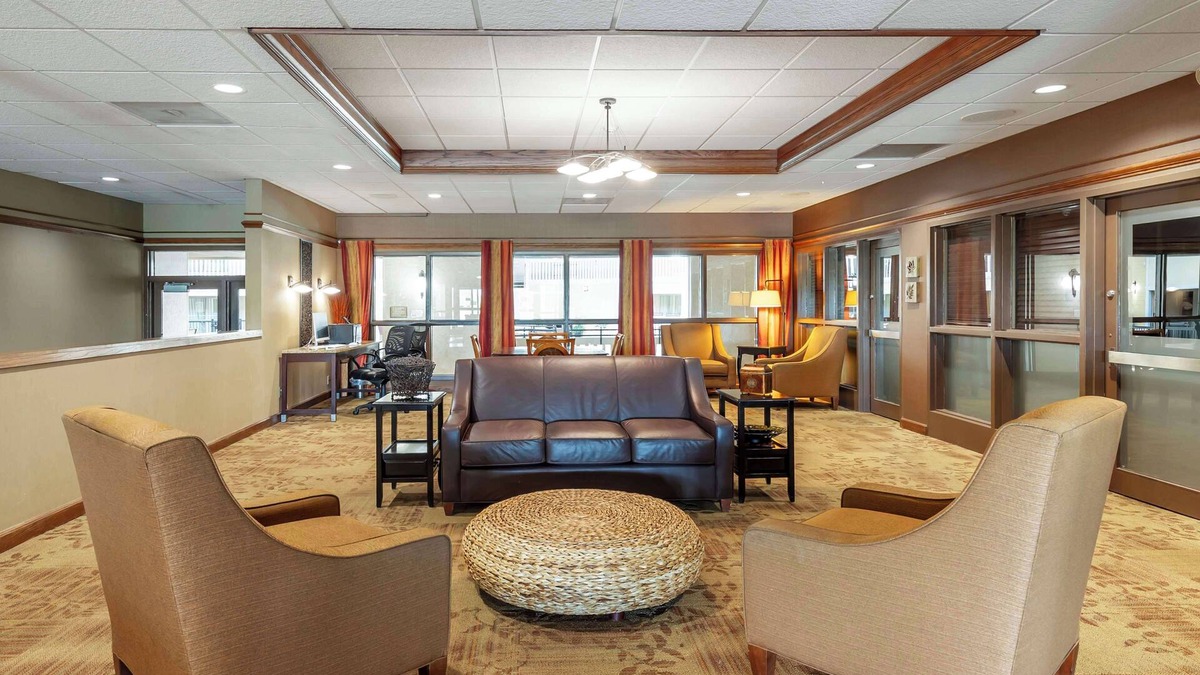 Quad Cities Hotel | Best Western Plus Steeplegate Inn