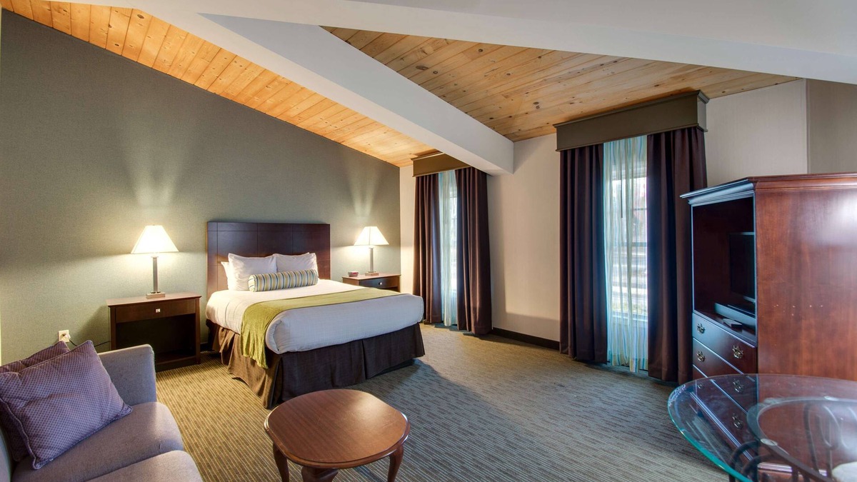 Hampton Hotel | Best Western Plus The Inn at Hampton