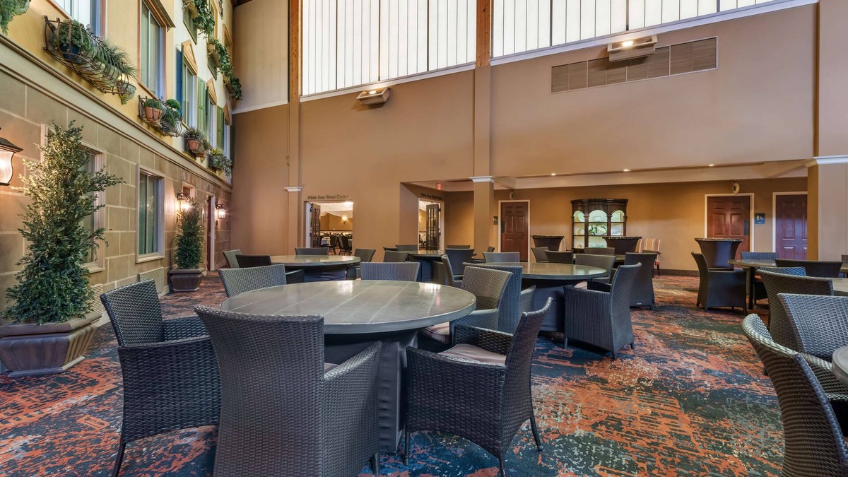 White Bear Lake Hotel | Best Western Plus White Bear Country Inn