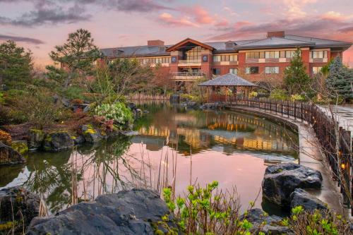 Lebanon Hotel | Best Western Premier Boulder Falls Inn