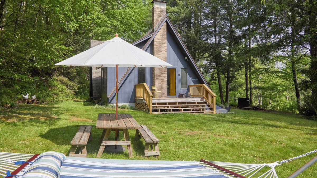 Swan Lake Ski Chalet | Bethel Woods Escape: Fire Pit~BBQ~Hiking~On 5 acres~Cute A-Frame