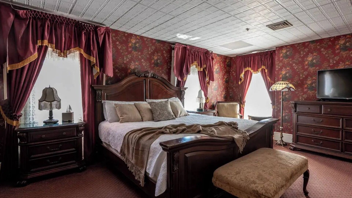 Geneseo Bed & Breakfast | Bethia Room - Big Tree Inn - In-Room Jacuzzinn