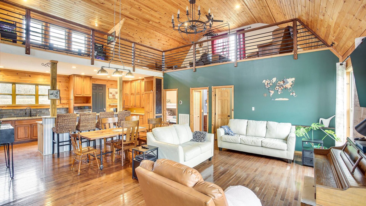 Hartsville House | Bethpage Home w/Private Hot Tub & Game Room!