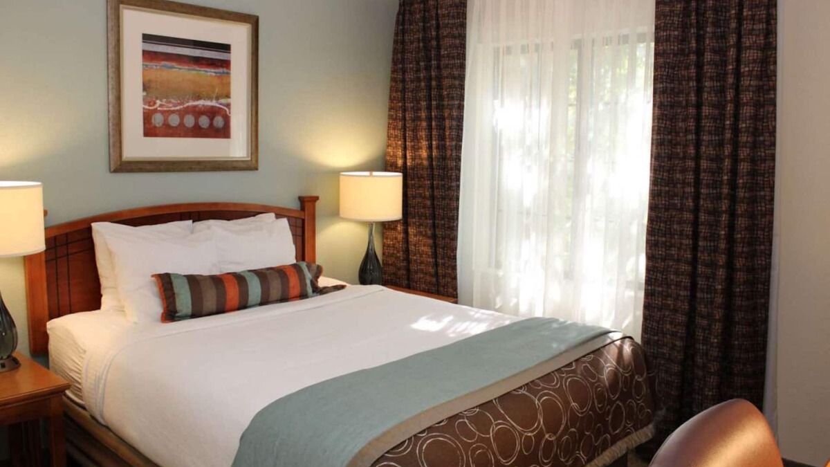 Vancouver Hotel | Better Choice for your Vacation! 2 Posh Units, Free Breakfast, Outdoor Pool!