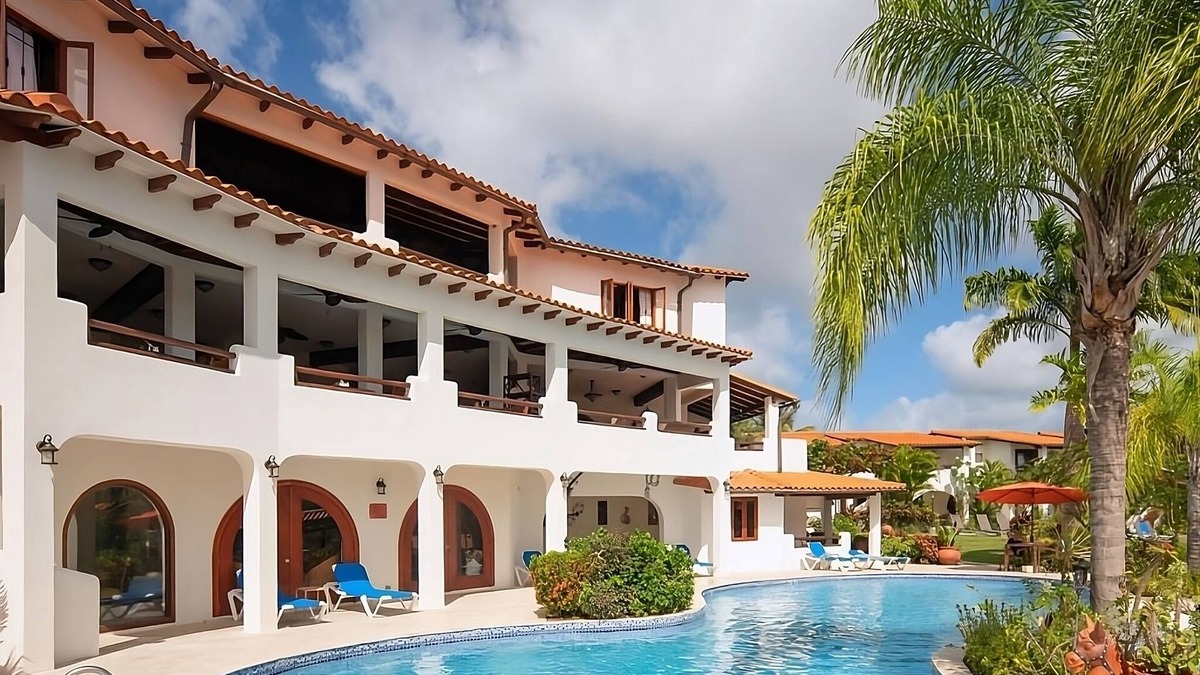 Maynards Apartment | Better Choice for your Vacation! Contemporary Unit, Outdoor Pools, Parking!
