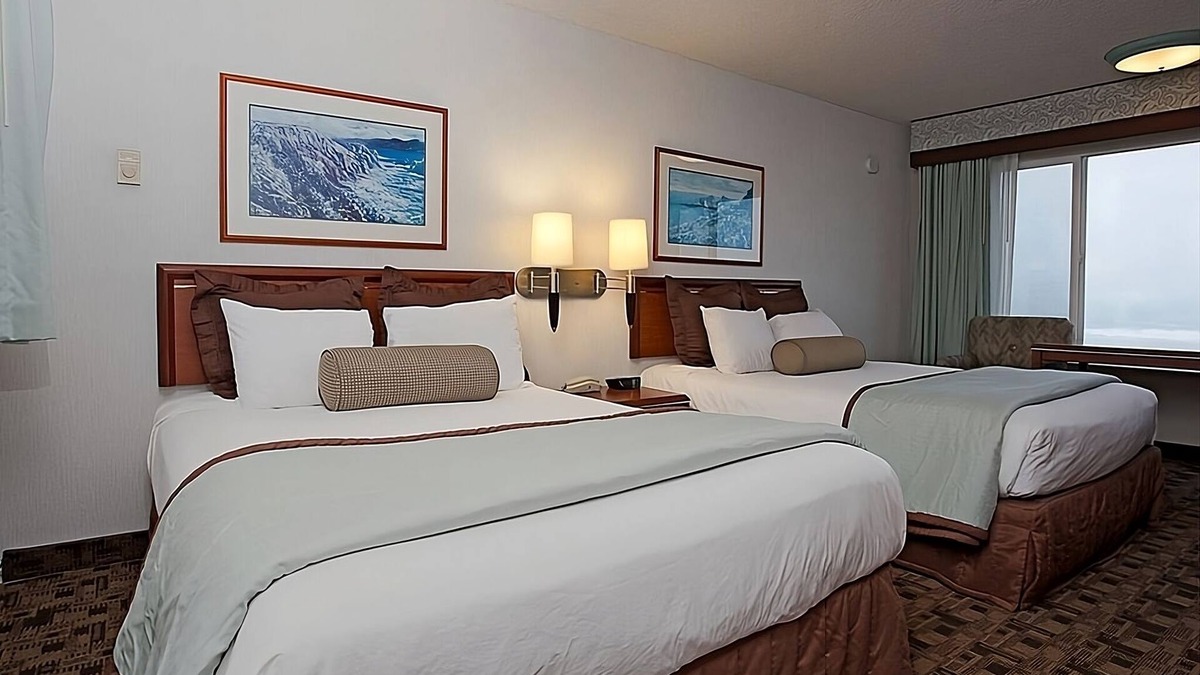 Newport Hotel | Better Choice for your Vacation! Comfy Unit For 4, Pets Allowed, Parking!