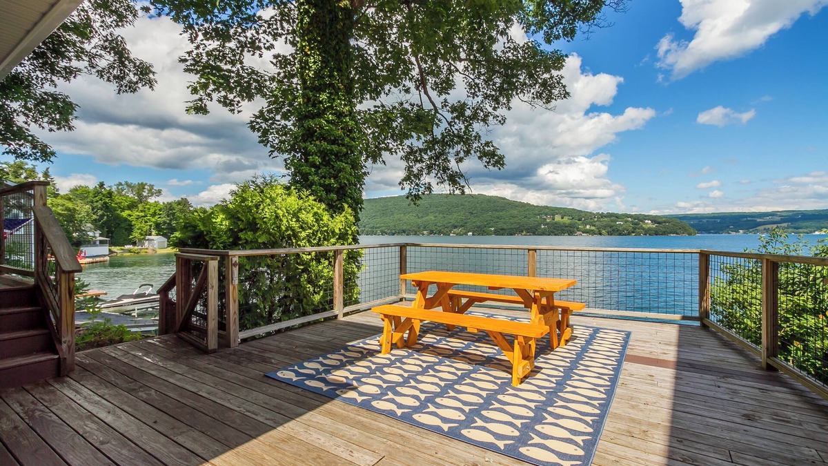 Hammondsport House | “Better In Blue” Large Waterfront Home, private parking, Bluff view, dock