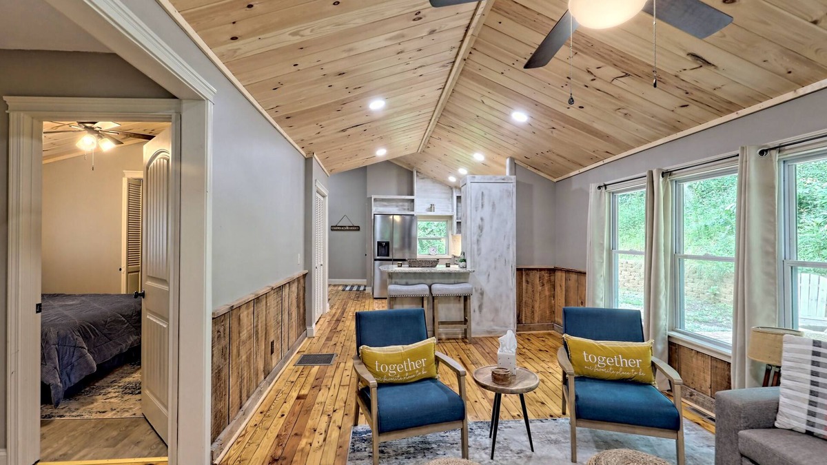 Rabun Gap House | Betty's Creek 3/2 Valley Cabin w/Mtn. View & Creek
