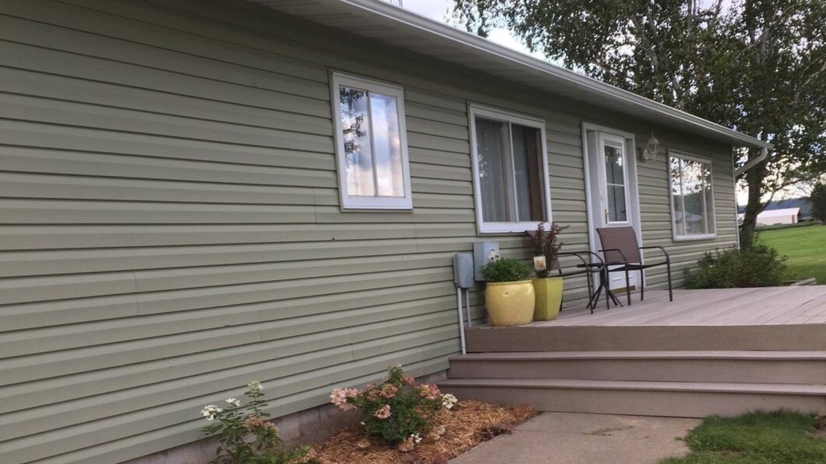 Cochrane House | Betty's House, a vacation home in the country on a farm. 2 bedrooms & 2 baths