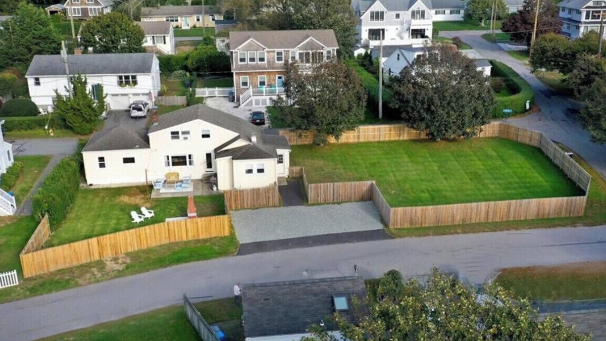 Easton's Point House | Between Beaches - Sleeps 8, walk to beach, minutes to Newport!