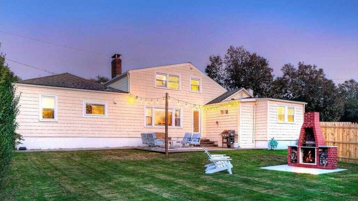Easton's Point House | Between Beaches Summa