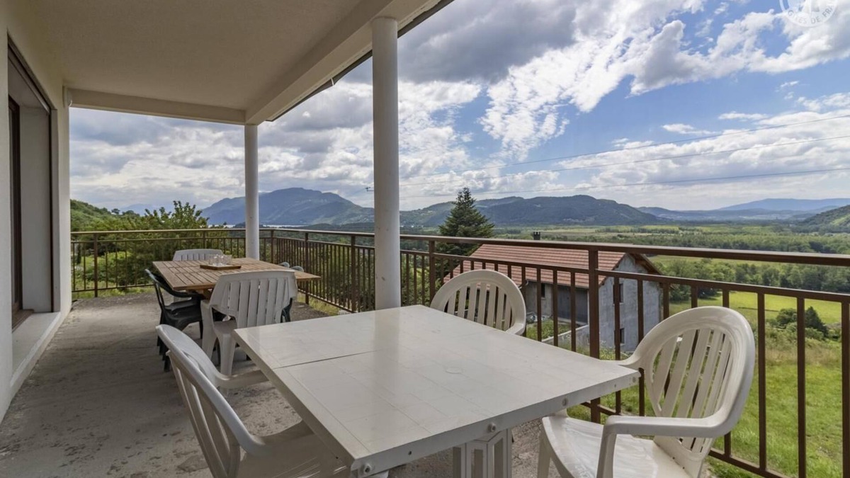 Chindrieux House | BETWEEN LAKE AND MOUNTAIN - A
