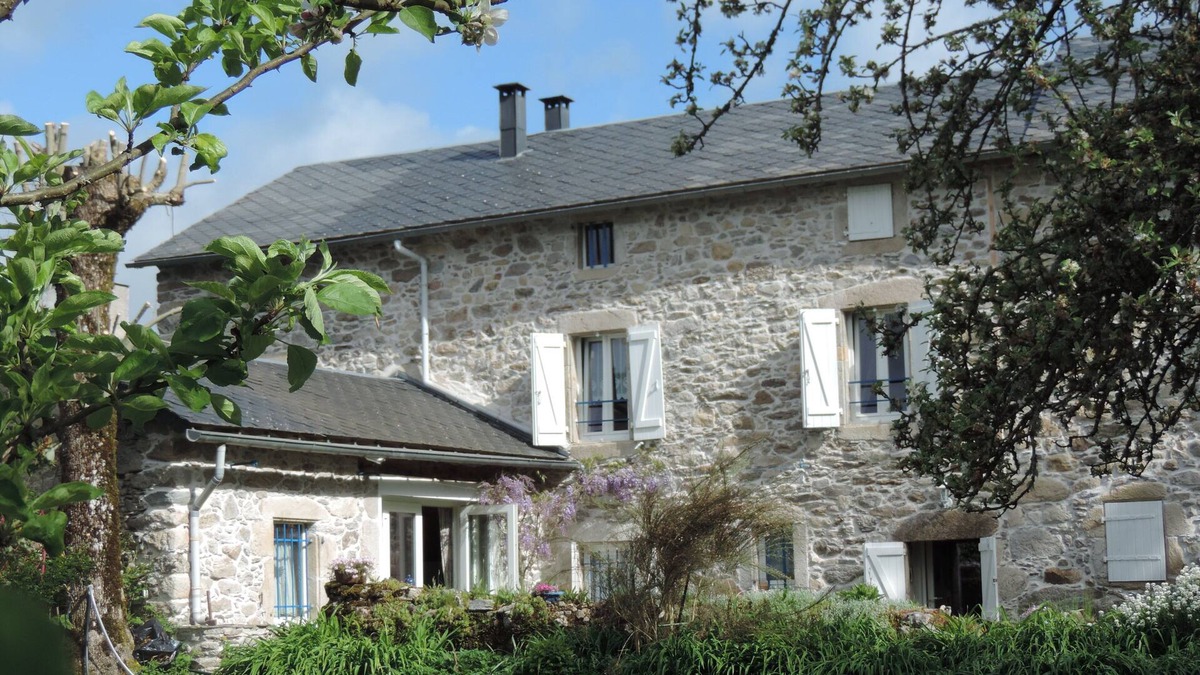Angles House | Between lakes and forests, XVIII farmhouse restored with passion in the park