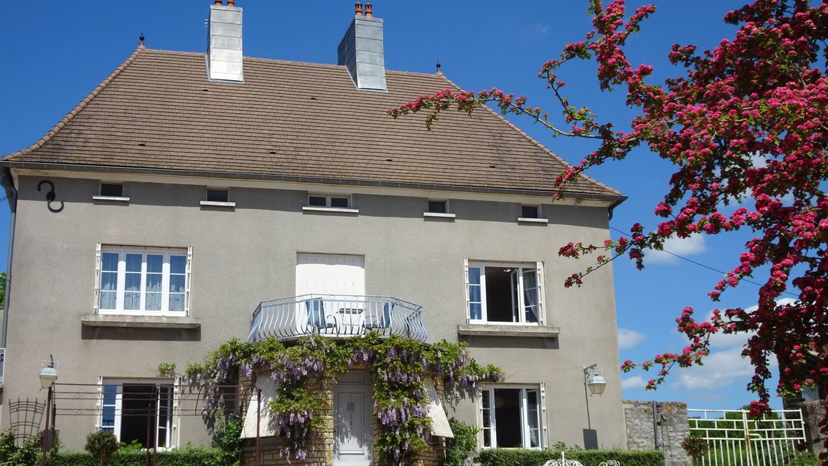 Collonge-la-Madeleine Cottage | Between Morvan and vineyards family home with private pond