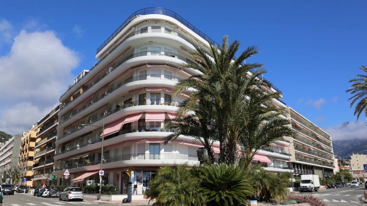 Roquebrune-Cap-Martin Apartment | Between Monaco and Italy, in a building facing the sea, T2 renovated and fully equipped