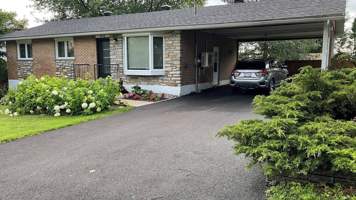 St. Jerome House | Between Montreal and Tremblant, complete home close to 3 services.