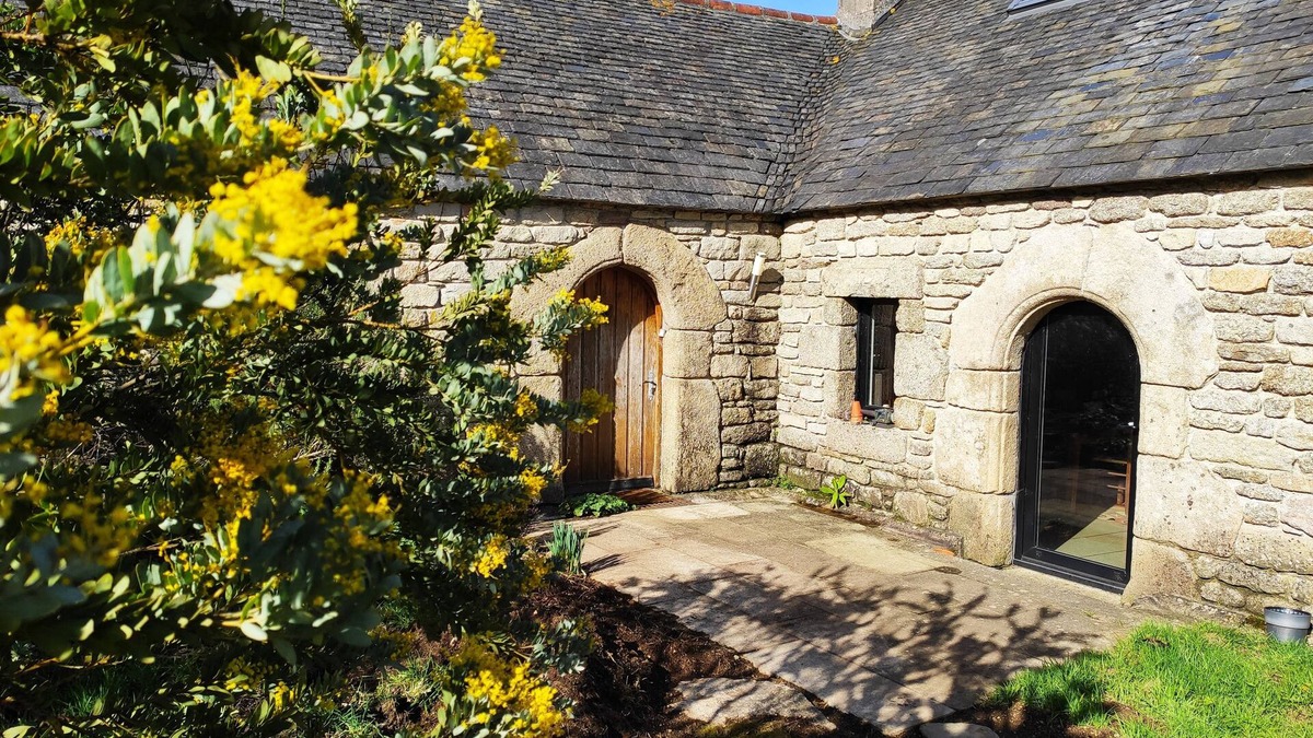 Guerlesquin House | Between sea and countryside, gîte with terrace, veranda and garden