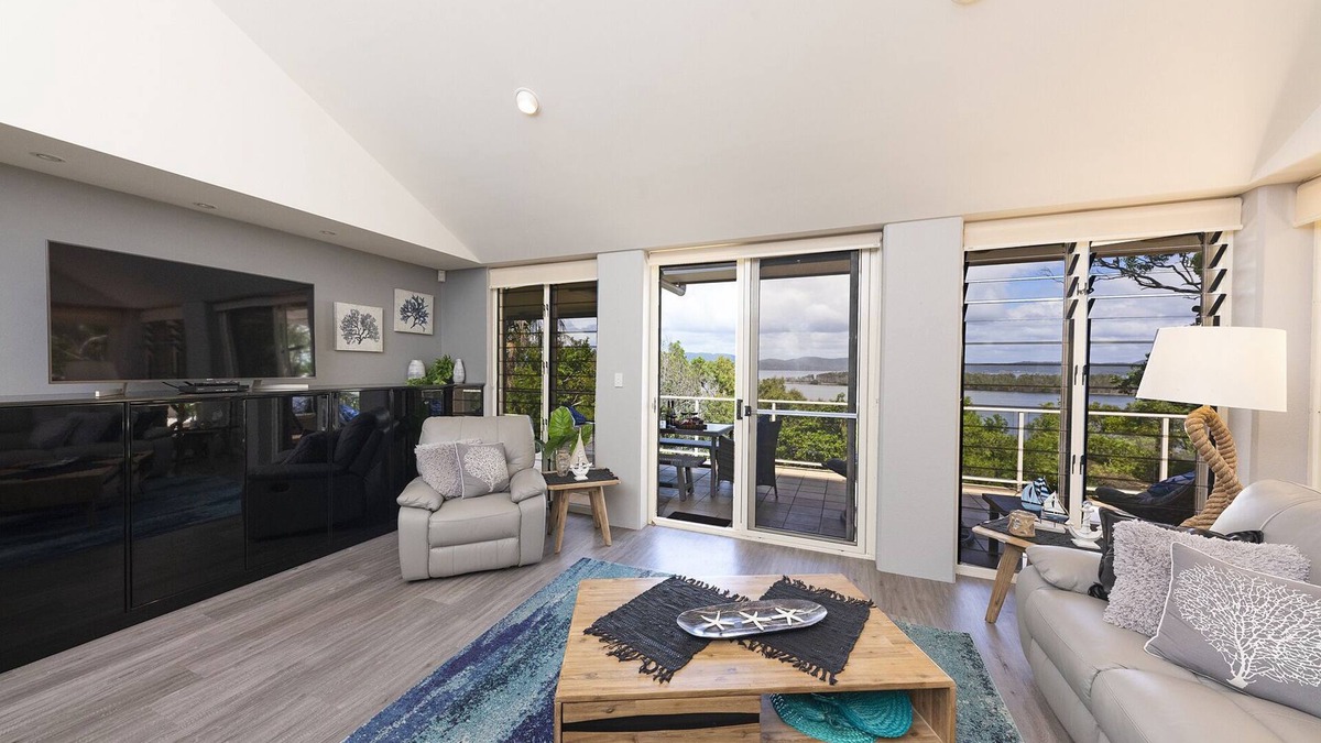 Green Point House | Between the ocean and the lake