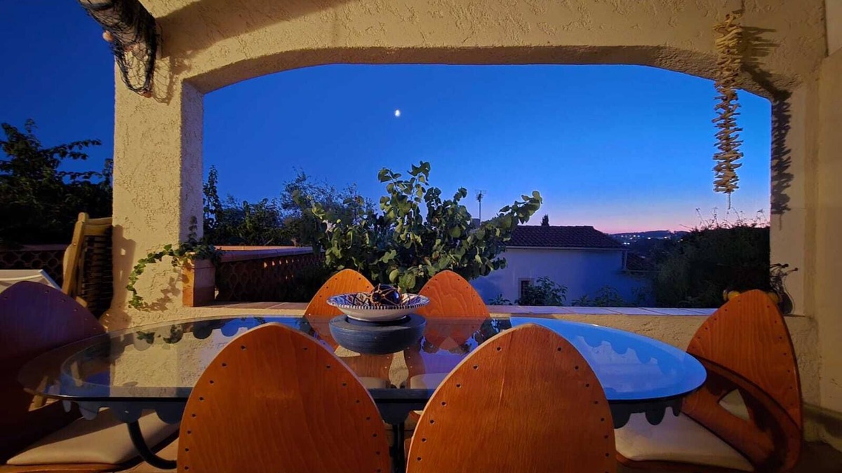 Toulon House | Between the sea, town and Mont Faron, Provencal house with large private garden