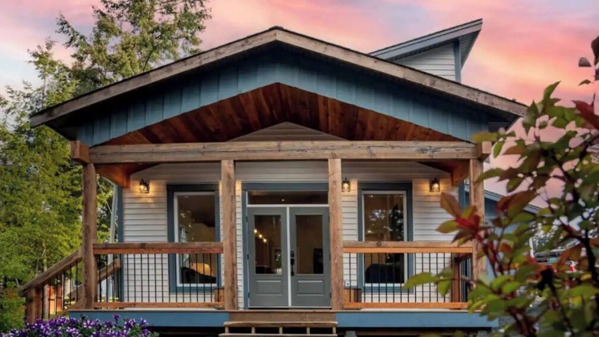 Regional District of Nanaimo House | “Between Two Lakes”. New 2 Bedroom Entire Home! (Sleeps 6).