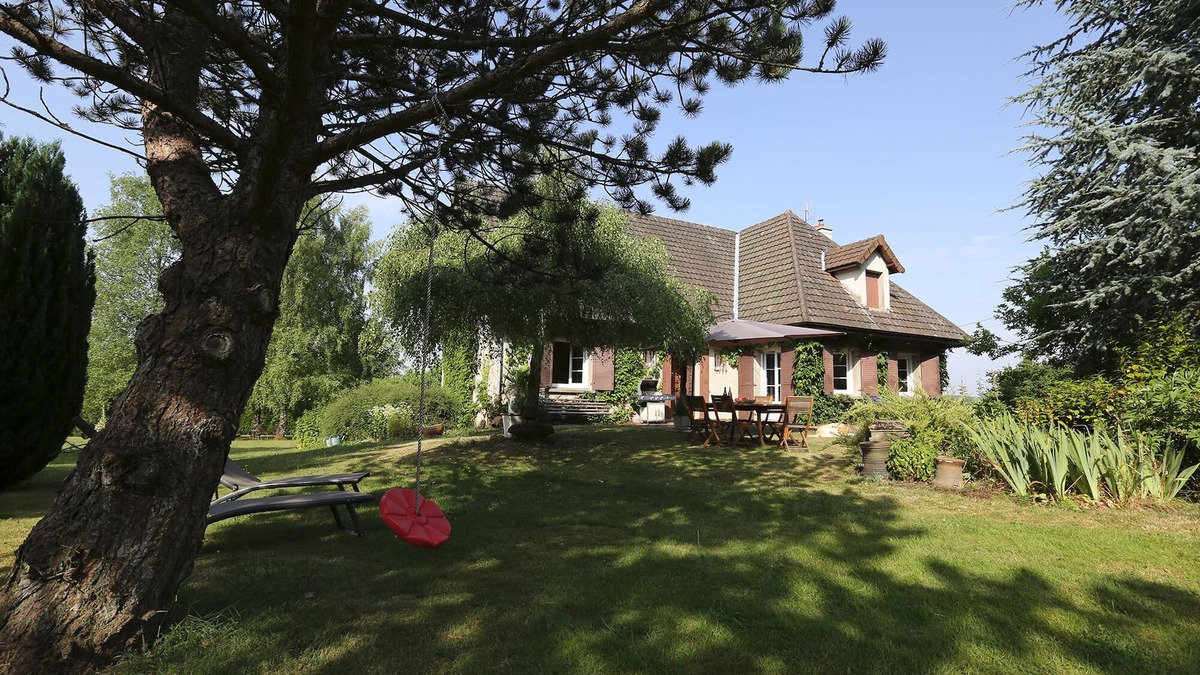 Autun House | Between Wine Route & Morvan,spacious cottage with pool ideal for family & friend