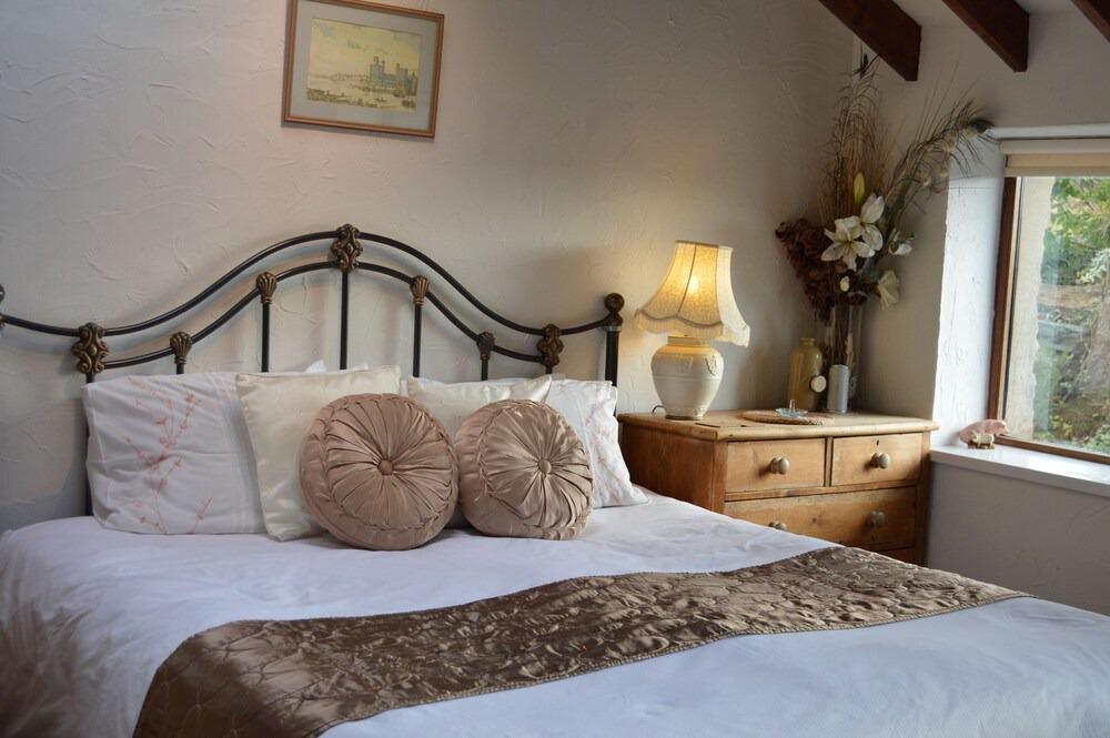 Bangor Cottage | Beudy Bach Cottage with PRIVATE Hot Tub & Gym. Near ZipWorld..Snowdonia.