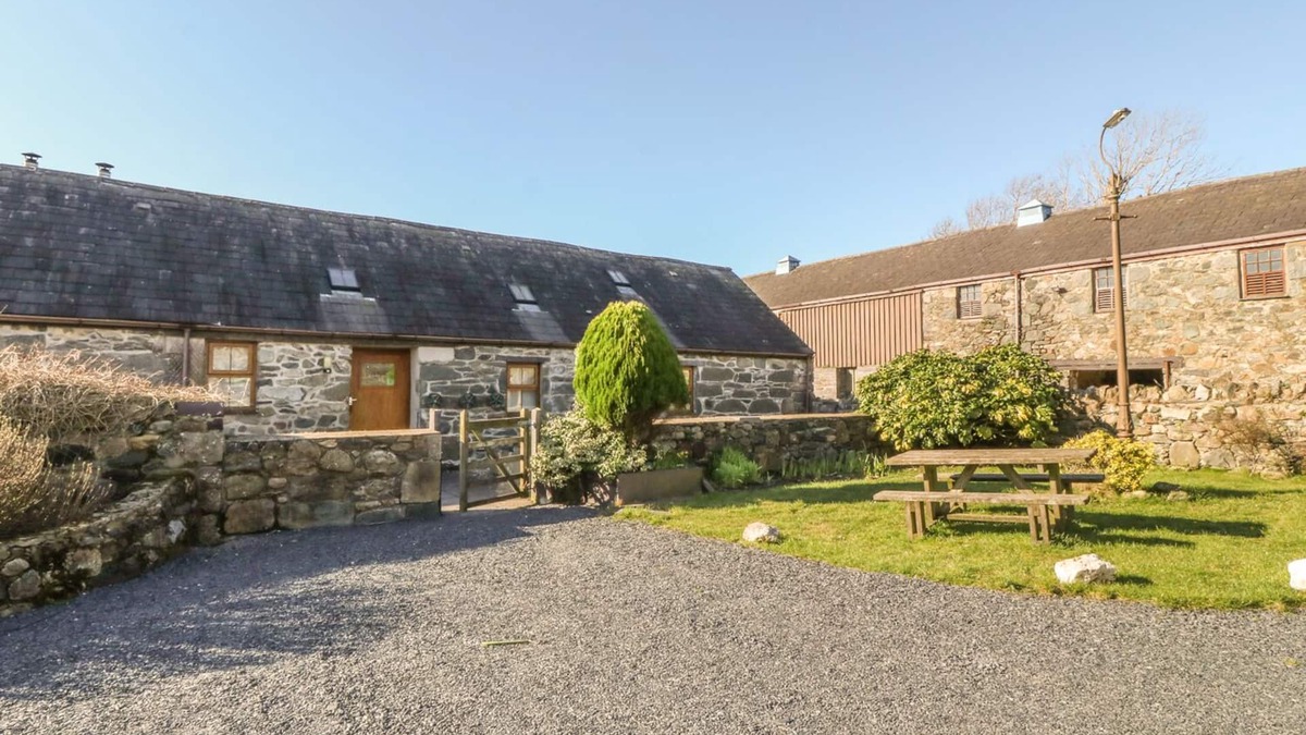 Brynrefail Cottage | BEUDY BACH, pet friendly, character holiday cottage in Y Felinheli