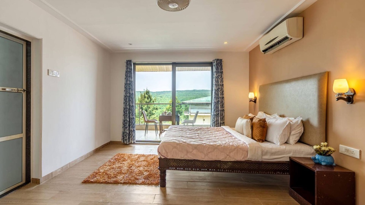 Mahabaleshwar Villa | Beverly Hills by Ebony Stays – Stylish 8BHK Villa with Lawn & Views