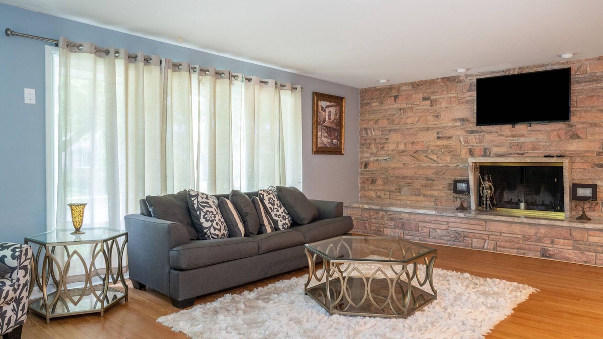 Beverly House | Beverly Place - 4BR/4BA Luxury!