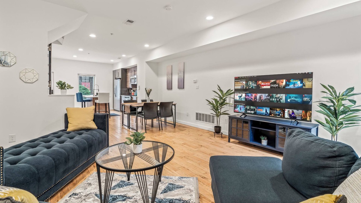 Poplar House | Beyond Spacious 4-bedroom house W/HotTub