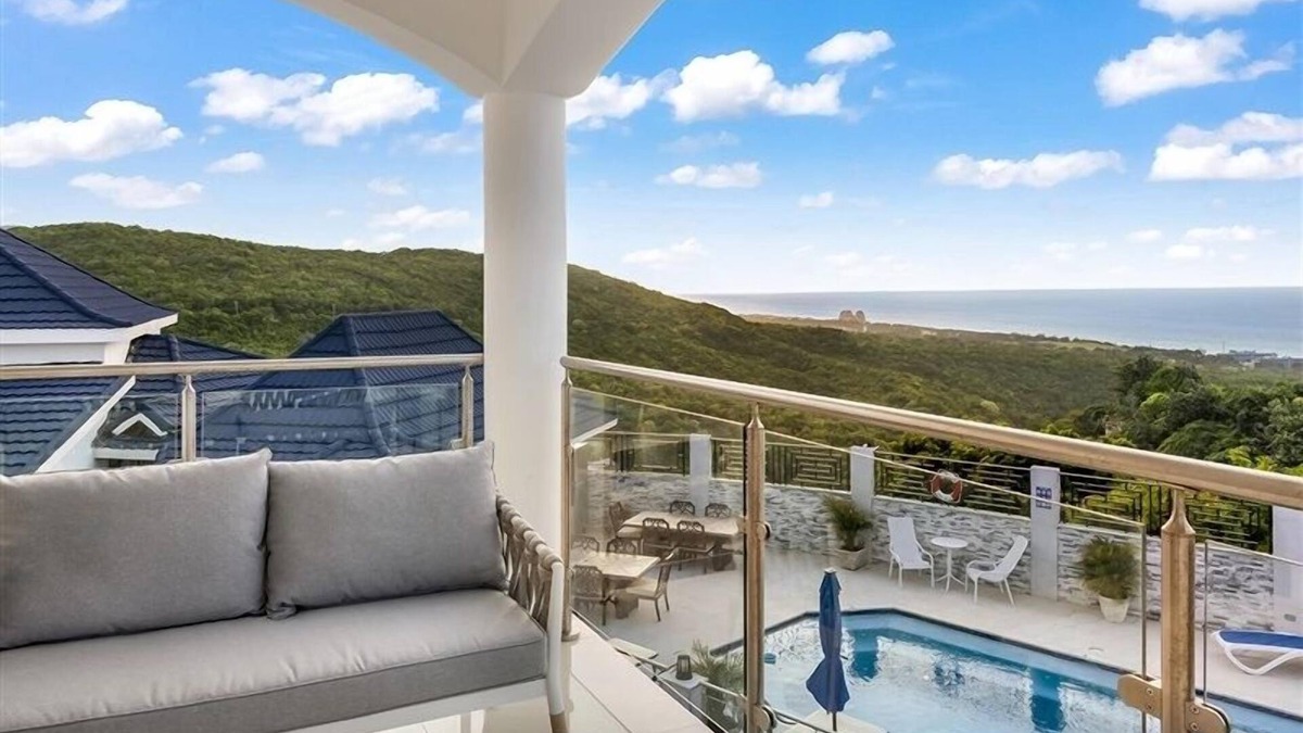 St.Bran's Burg Apartment | Beyond The Sea Wave - King Ocean View (upper level)